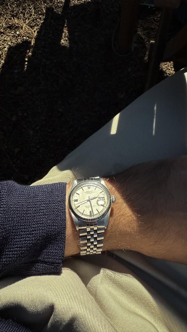 Vintage-Uhr am Handgelenk im warmen Abendlicht