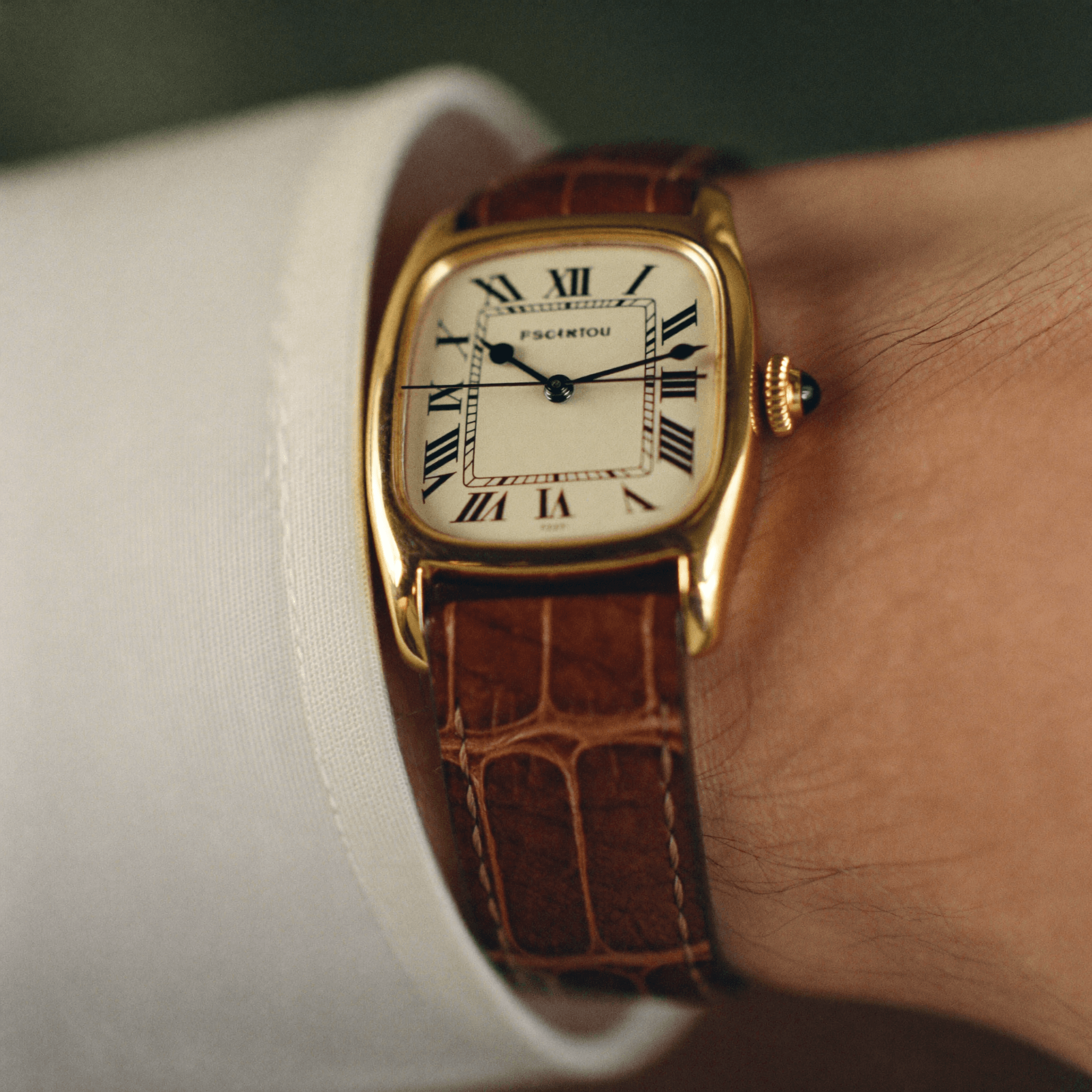 Makro der goldenen Dress Watch am Handgelenk